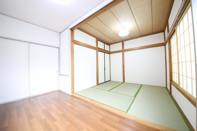 高虫長屋住宅（南側）の和室|2階和室（天井と壁の壁紙（クロス）張替え済）