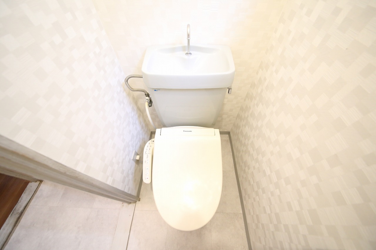 高虫長屋住宅（南側）のトイレ|トイレ（天井と壁の壁紙（クロス）張替え・床のクッションフロア張替え済）
