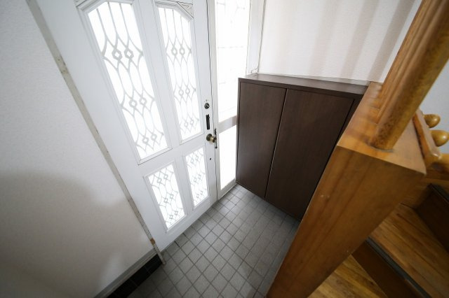 高虫長屋住宅（南側）の玄関|玄関（天井と壁の壁紙（クロス）張替え済）