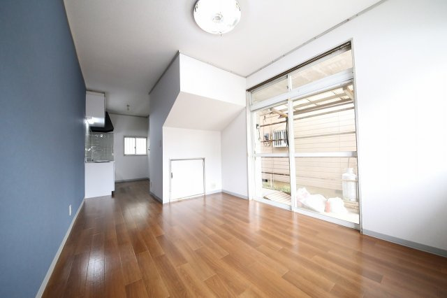 高虫長屋住宅（南側）の居間・リビング|天井と壁の壁紙（クロス）張替え・床のクッションフロア張替え済）