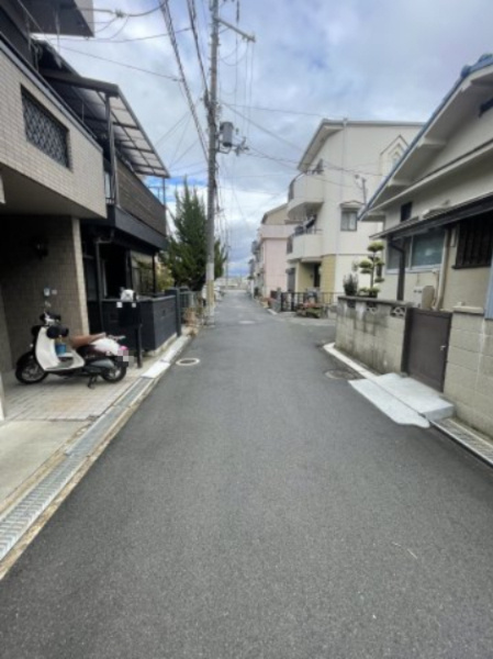 寝屋川市高柳4丁目　中古戸建の前面道路含む現地写真