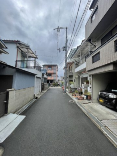 寝屋川市高柳4丁目　中古戸建の前面道路含む現地写真