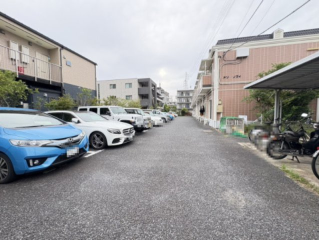 メゾンソフィーの駐車場