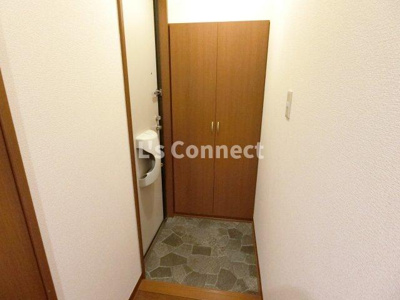 【玄関】 | アンビックス利府六番館 | 玄関にも収納があります。