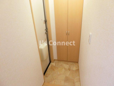 【玄関】 | ディアコートＣ | 背の高い下駄箱で靴も収納できます。