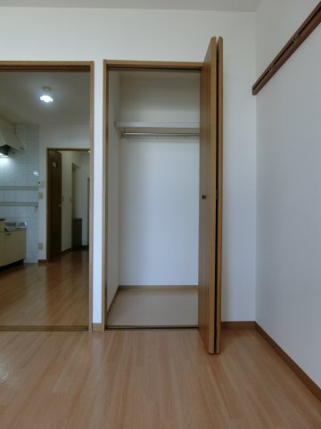 スカイマンションAの収納|イメージ201号室の写真