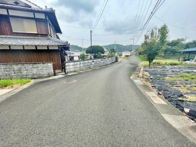 売土地　園部町内林町1号の前面道路含む現地写真