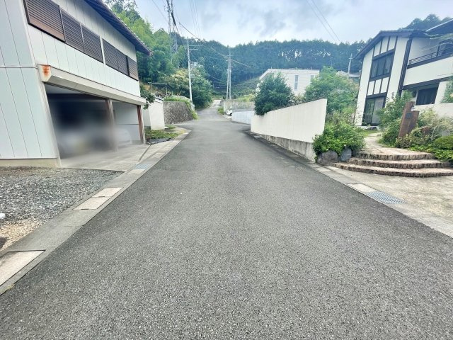 売土地　園部町内林町1号の前面道路含む現地写真