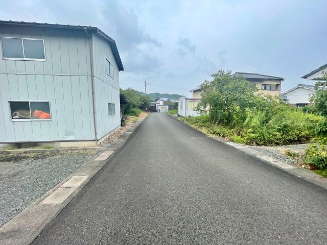 売土地　園部町内林町1号の前面道路含む現地写真