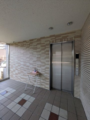 サーパスシティ前原参番館のエントランス