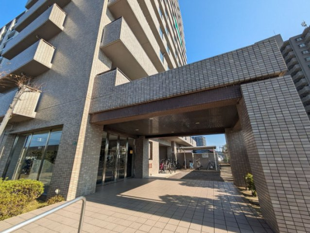 サーパスシティ前原参番館のエントランス