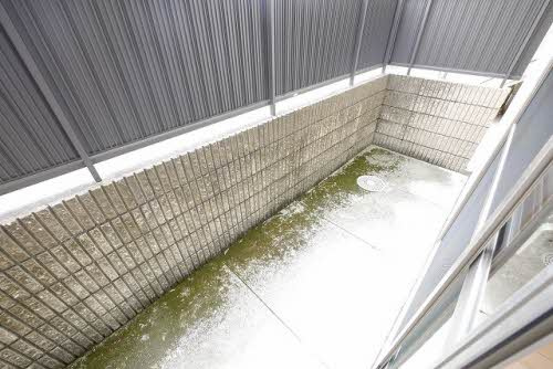 熊本市東区石原２丁目のアパートのバルコニー