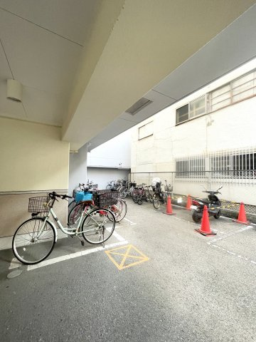 セザール難波西の駐車場