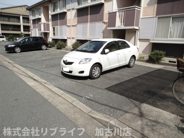 河原サンハイツBの駐車場