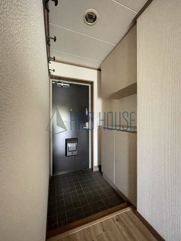 ビレッジハウス東松山タワー2号棟の玄関