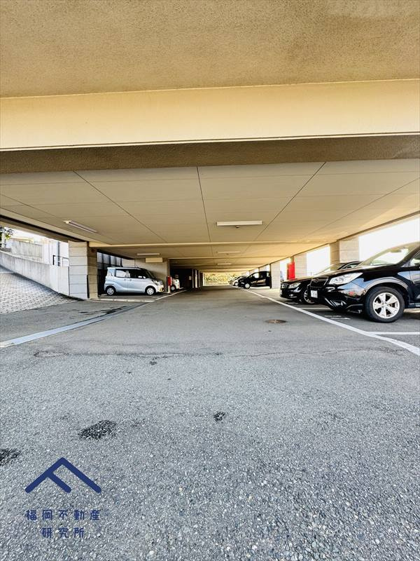 エテルナヒルズ若宮の駐車場