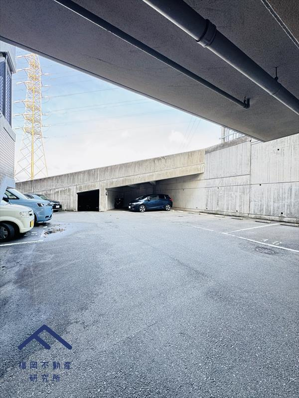 エテルナヒルズ若宮の駐車場