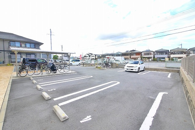 エレガンテの駐車場|駐車場があるので、車を買う予定の方も安心です