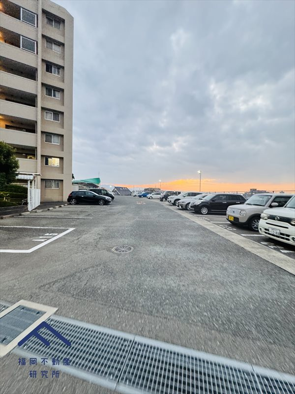 エバーライフ東平尾公園B棟の駐車場