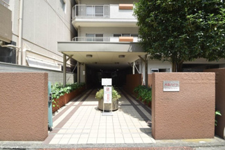 【エントランス】 | お客様を、そして住人を出迎えてくれるマンションのエントランス。ゴミが落ちていないことからも、管理状態の良さや住民の節度の高さが見て取れます。～即日のご見学可能～　お問合せはお気軽にどうぞ。