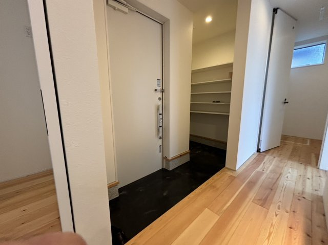 八幡市八幡三反長  新築未入居　　の玄関|収納もある玄関です