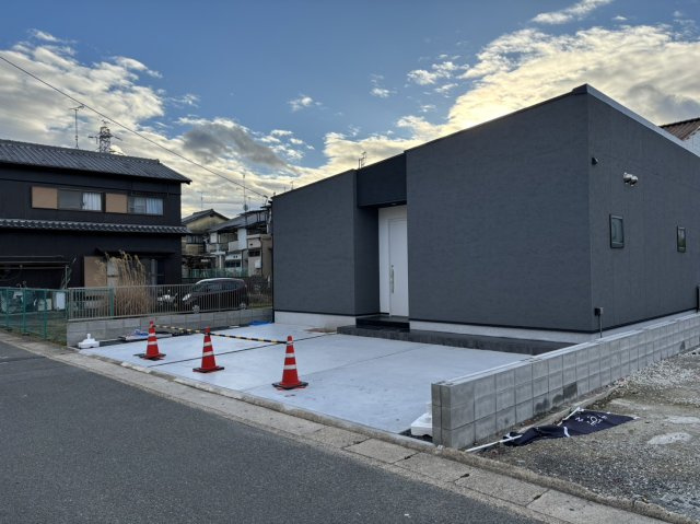 八幡市八幡三反長  新築未入居　　の駐車場|駐車場に車を止められます