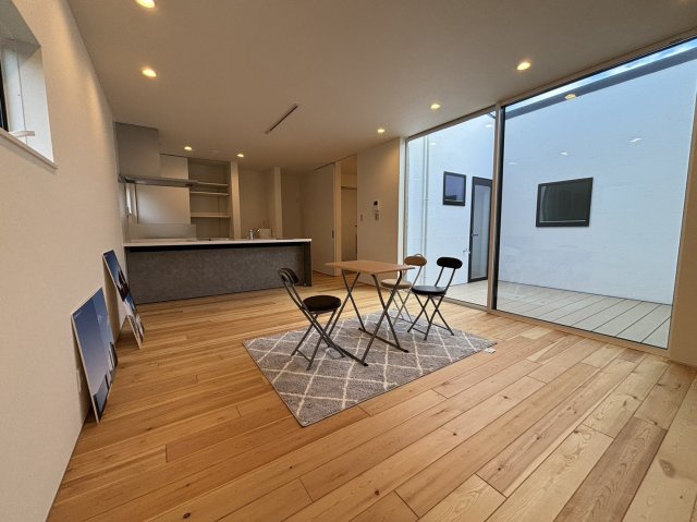 八幡市八幡三反長  新築未入居　　の居間・リビング|ゆったり過ごせるリビングです