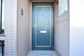 【その他共用部分】 | 皆様をお迎えする、お部屋の玄関ドア。開けやすさや開放角度、ドアノブの操作しやすさや鍵の形状などを、現地で一度ご確認ください。～即日のご見学可能～　お問合せはお気軽にどうぞ。