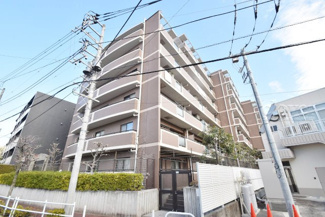 【外観】 | 手入れの行き届いた外壁やエントランスなど、「見ればわかる」レベルで清潔感を保ったマンションです。築年数を感じさせない姿で皆様をお出迎えします。～即日のご見学可能～　お問合せはお気軽にどうぞ。