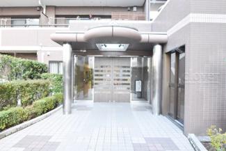 【エントランス】 | オートロックを備えた、マンションのエントランス。やはりセキュリティの観点は欠かすことができません。皆様を“安全”に送り出し、出迎えてくれます。～即日のご見学可能～　お問合せはお気軽にどうぞ。