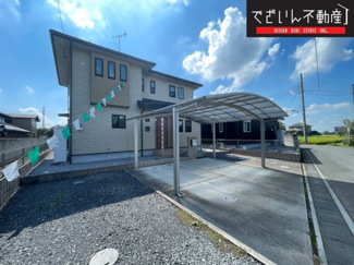 【外観】 | カーポート付きで駐車並列３台可能なスペースがあります。
現地(2024年9月撮影)