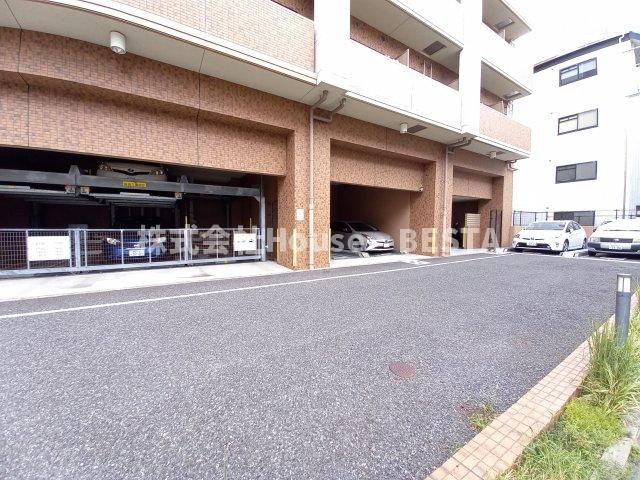 プレサンス神戸裁判所前デリシアの駐車場