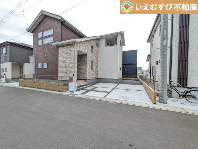 熊谷市末広第3期の駐車場|車好きのパパも嬉しい車庫付邸宅

