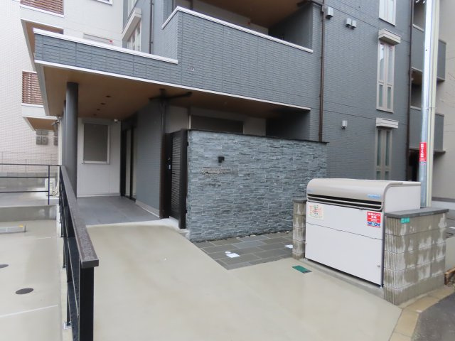 アドモアコート三津屋中のエントランス