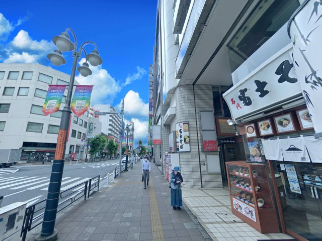 つるやビルのエントランス