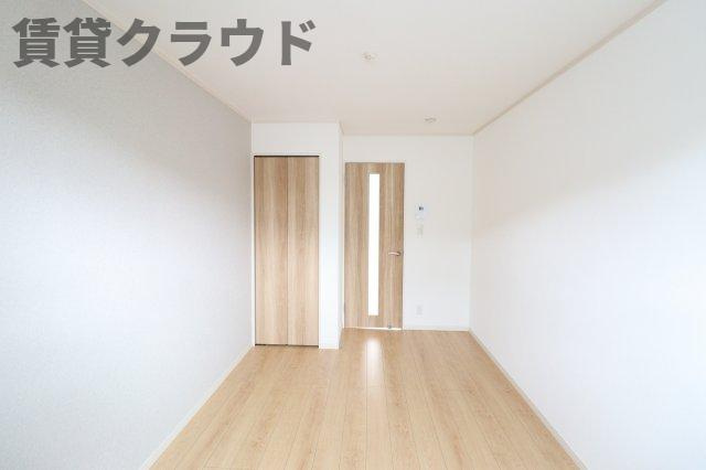 S Court（エスコート）の居間・リビング|爽やかな色のアクセントクロスがおしゃれなスペースを演出♪