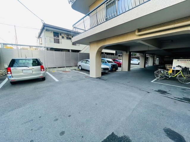 室町スカイハイツの駐車場