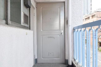 【その他共用部分】 | 皆様をお迎えする、お部屋の玄関ドア。開けやすさや開放角度、ドアノブの操作しやすさや鍵の形状などを、現地で一度ご確認ください。～即日のご見学可能～　お問合せはお気軽にどうぞ。