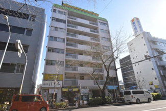 【外観】 | 手入れの行き届いた外壁やエントランスなど、「見ればわかる」レベルで清潔感を保ったマンションです。築年数を感じさせない姿で皆様をお出迎えします。～即日のご見学可能～　お問合せはお気軽にどうぞ。