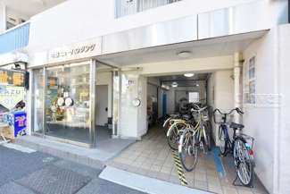 【エントランス】 | お客様を、そして住人を出迎えてくれるマンションのエントランス。ゴミが落ちていないことからも、管理状態の良さや住民の節度の高さが見て取れます。～即日のご見学可能～　お問合せはお気軽にどうぞ。