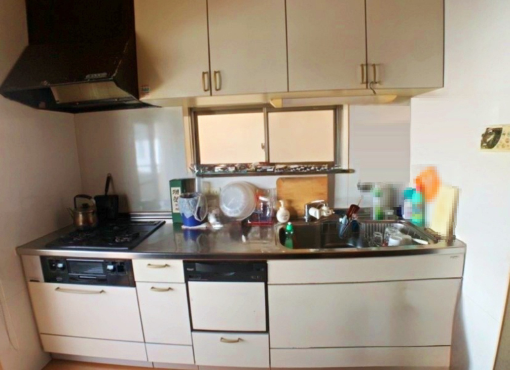 寝屋川市高柳3丁目　中古戸建のキッチン|後片付けにうれしい食洗器付きシステムキッチン。
