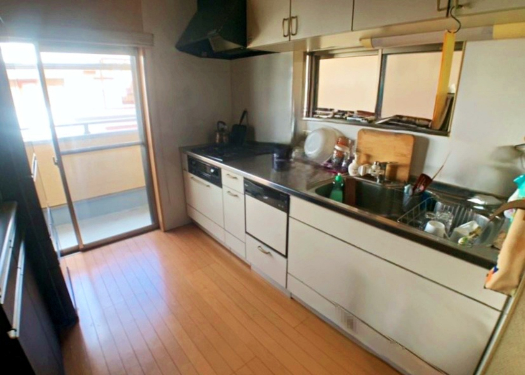 寝屋川市高柳3丁目　中古戸建のキッチン|キッチンには窓、横にはバルコニーがあるのでキッチン周りの換気も安心です！