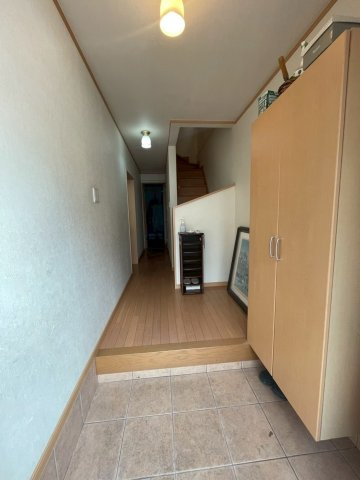 寝屋川市高柳3丁目　中古戸建の玄関|シューズボックス付きで玄関もすっきりです!