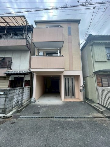 寝屋川市高柳3丁目　中古戸建の外観|駐車2台可能スペースがあります（車種による）
4LDKと部屋数も多く収納スペースも充実しております。