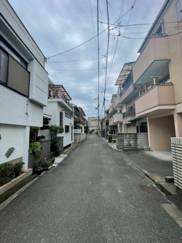 寝屋川市高柳3丁目　中古戸建の前面道路含む現地写真
