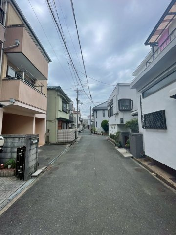 寝屋川市高柳3丁目　中古戸建の前面道路含む現地写真