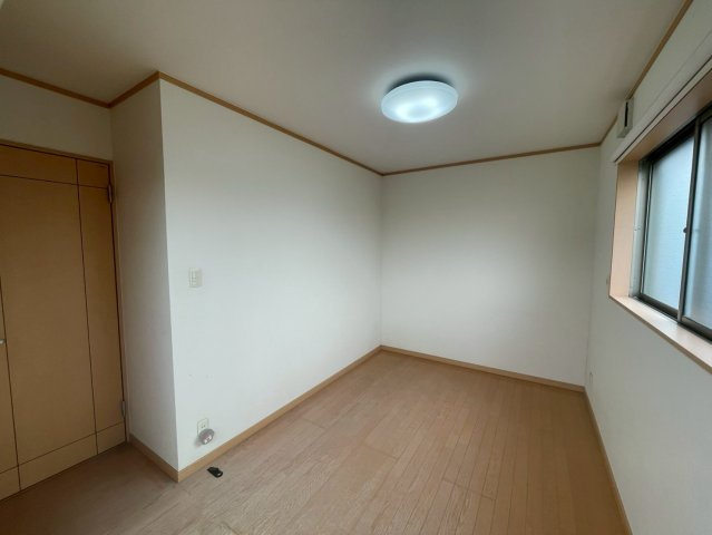 寝屋川市高柳3丁目　中古戸建の洋室|全居室フローリングでお掃除もしやすいです。各居室収納付きのお部屋です！