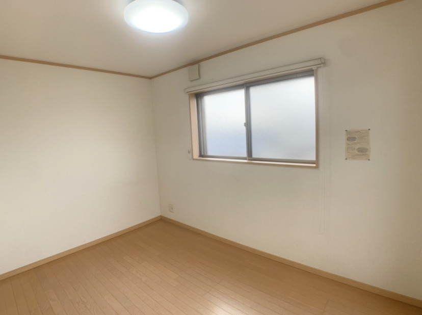 寝屋川市高柳3丁目　中古戸建の洋室|全室窓付きで風通しも良好です！
バルコニーも4か所あります。