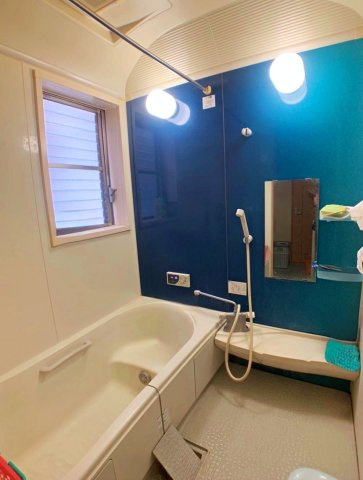 寝屋川市高柳3丁目　中古戸建の浴室|ゆったり足を延ばしてくつろげる広さのある浴室です。
冬にうれしい追い焚き機能付き！