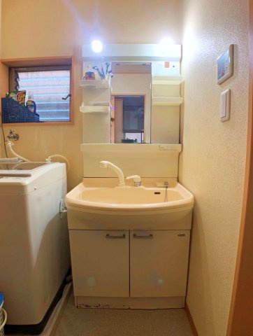 寝屋川市高柳3丁目　中古戸建の独立洗面台|洗面所も窓付きで換気も安心です。シンプルで使いやすい洗面台です。